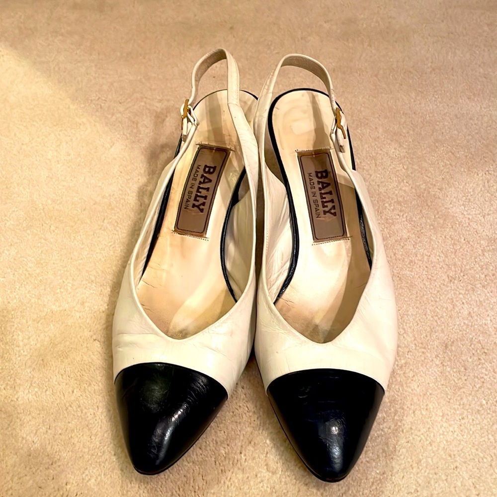 Vintage Bally leather 2.5 inch slingback white with navy accent toe. size 8 M.